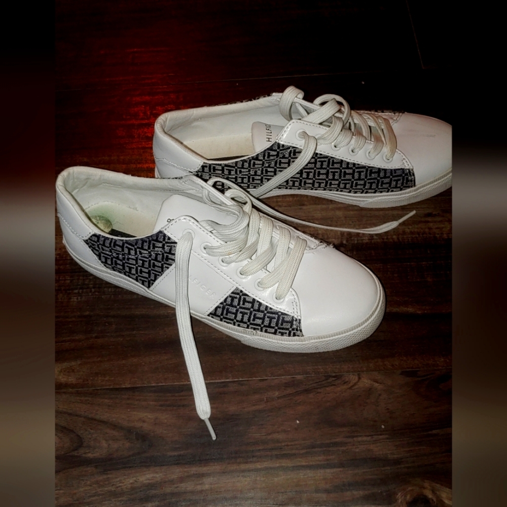 Like new Hilfiger walking sneakers